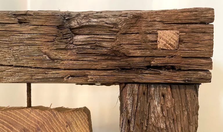 Detail Zapfen-Eckverbindung aus altem Eichenholz eines Rahmens