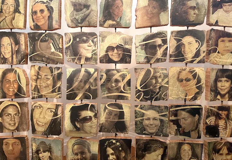 Matrix aus Portraits und Kalligraphie auf Holztäfelchen