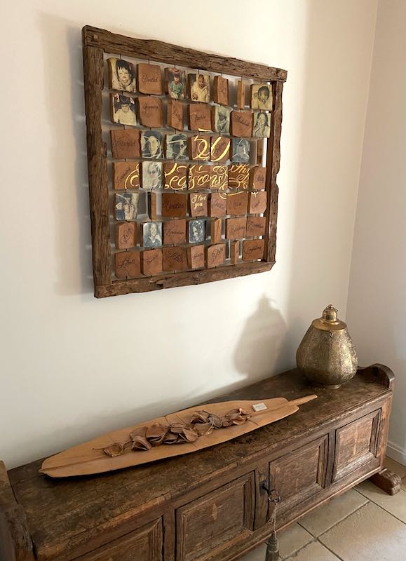 Seitenansicht gedrehter Holztäfelchen mit Portraits und Schreibschrift