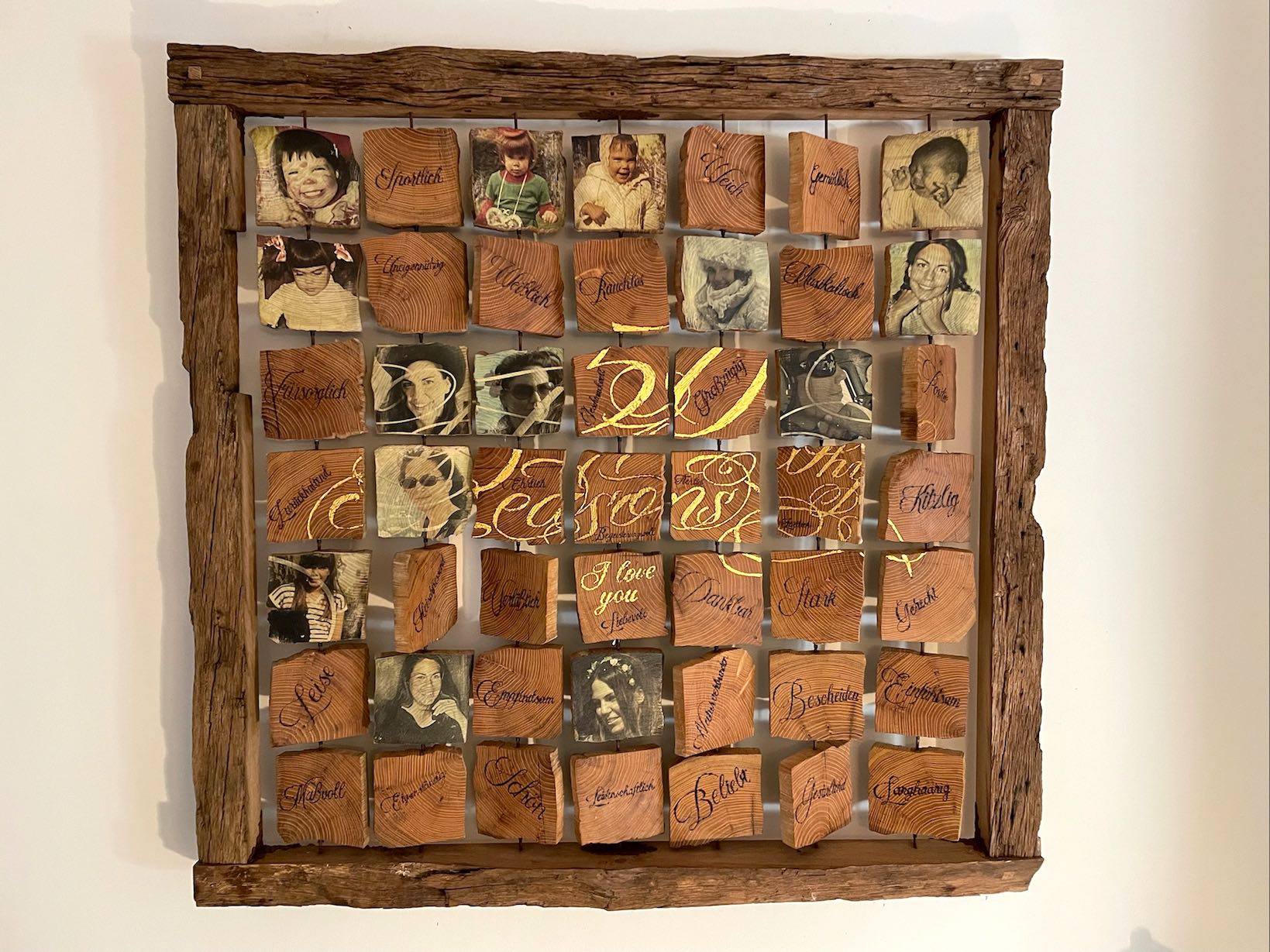 Rahmen aus altem Eichenholz mit Fotos und Kalligraphie auf Holz-Täfelchen zum 50sten Geburtstag