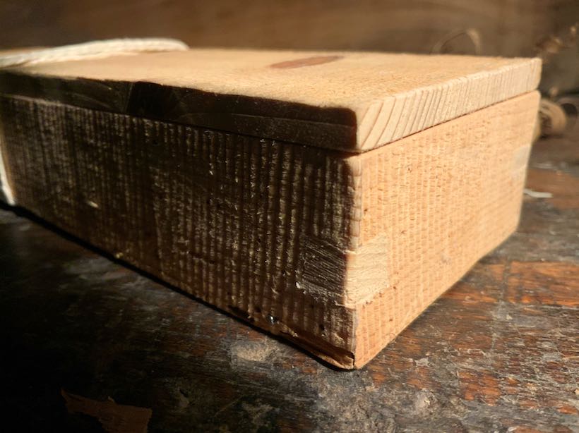 Rustikale Box aus Altholz mit Deckel und Schnur