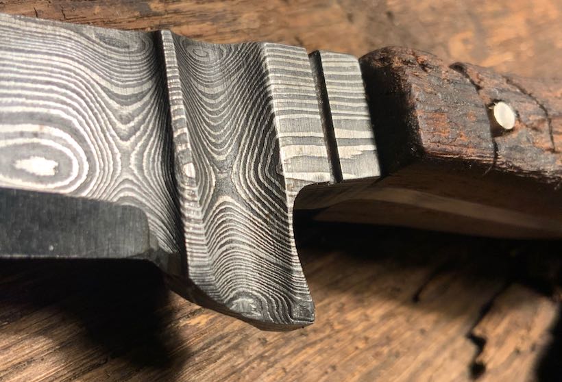 Detail Damastklinge mit rustikalerm Griff aus altem Eichenholz