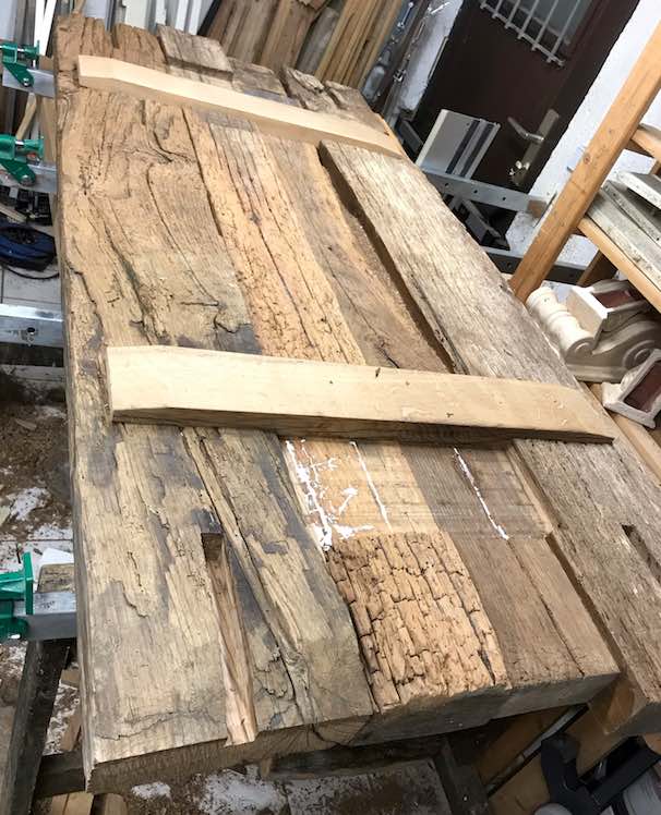 Rustikale Rückseite einer Tischplatte aus alten Eichenpfosten/balken mit Gratleisten