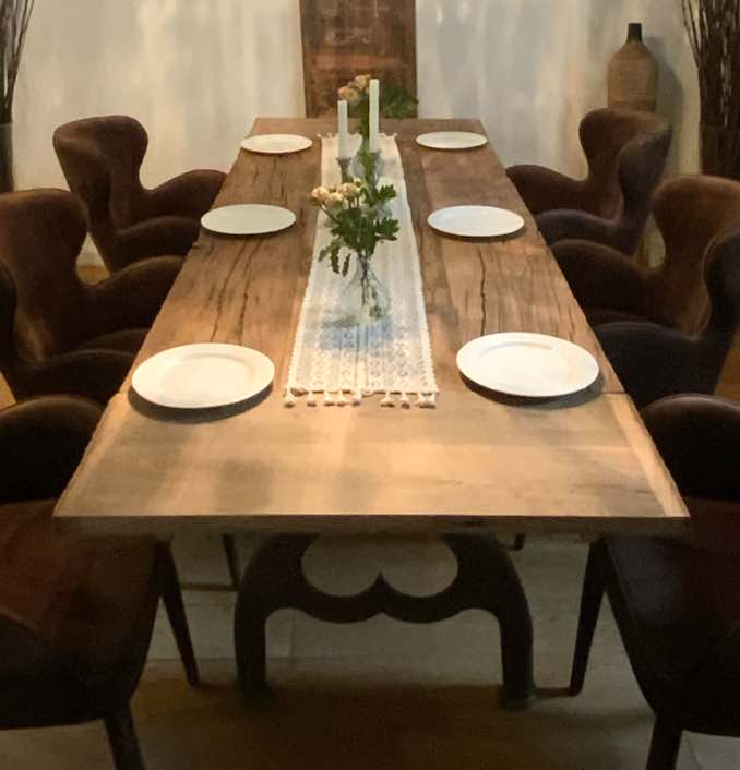 Altholz-Eichentisch mit Verlängerungen in Wohnraum mit Deko