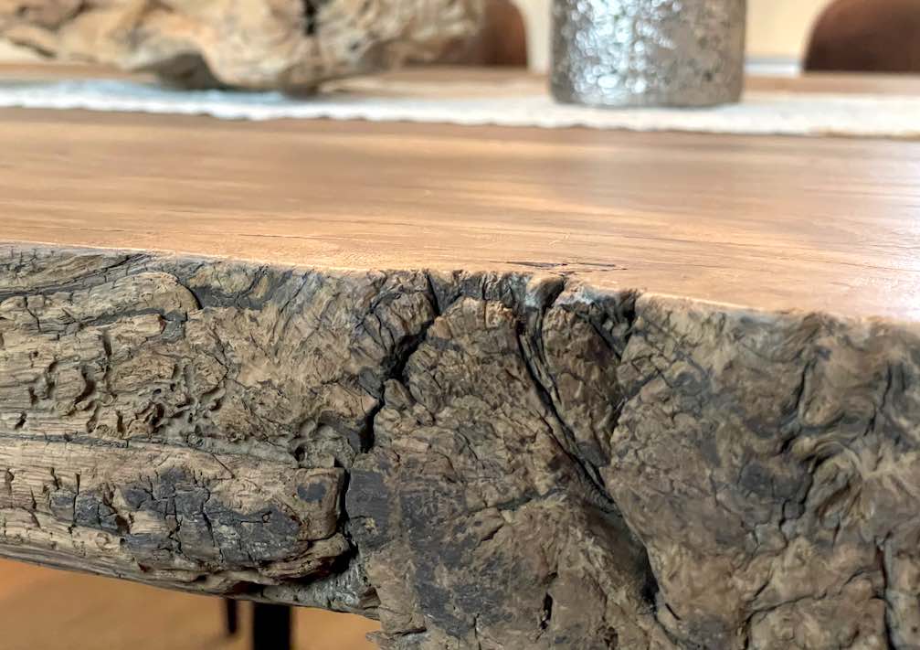 Detail rustikaler Naturkante eines Eichentisches