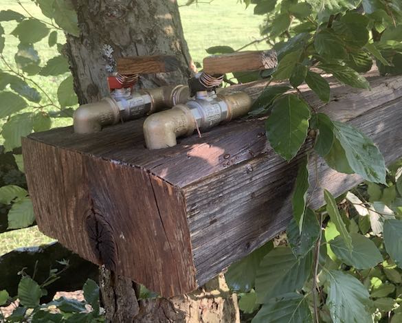 Armaturen Aussendusche aus Messing auf Altholz-Konsole