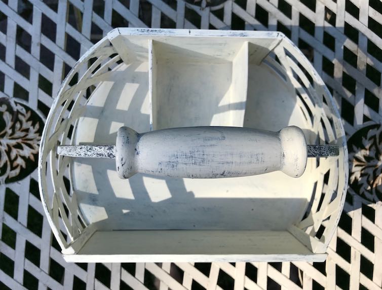 Aufsicht Holzkorb mit Geflecht und Metallbügel auf Gartentisch