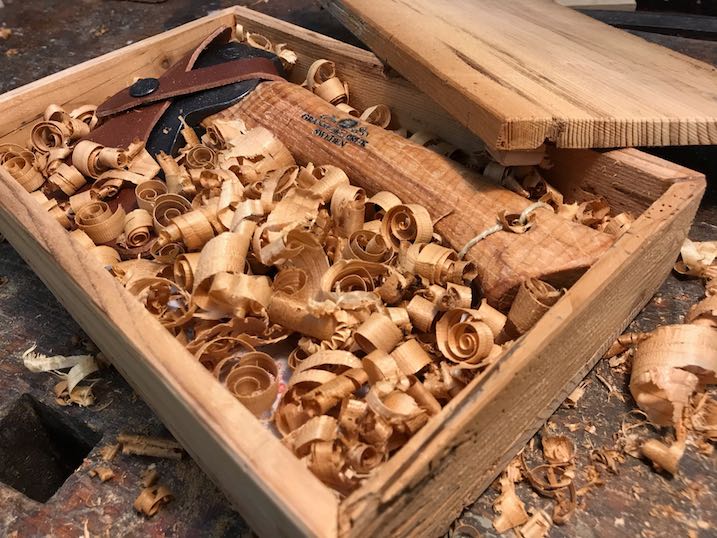 Kistchen aus altem Fichtenholz mit Deckel auf alter Hobelbank