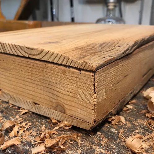 Kistchen aus altem Fichtenholz mit Deckel auf alter Hobelbank