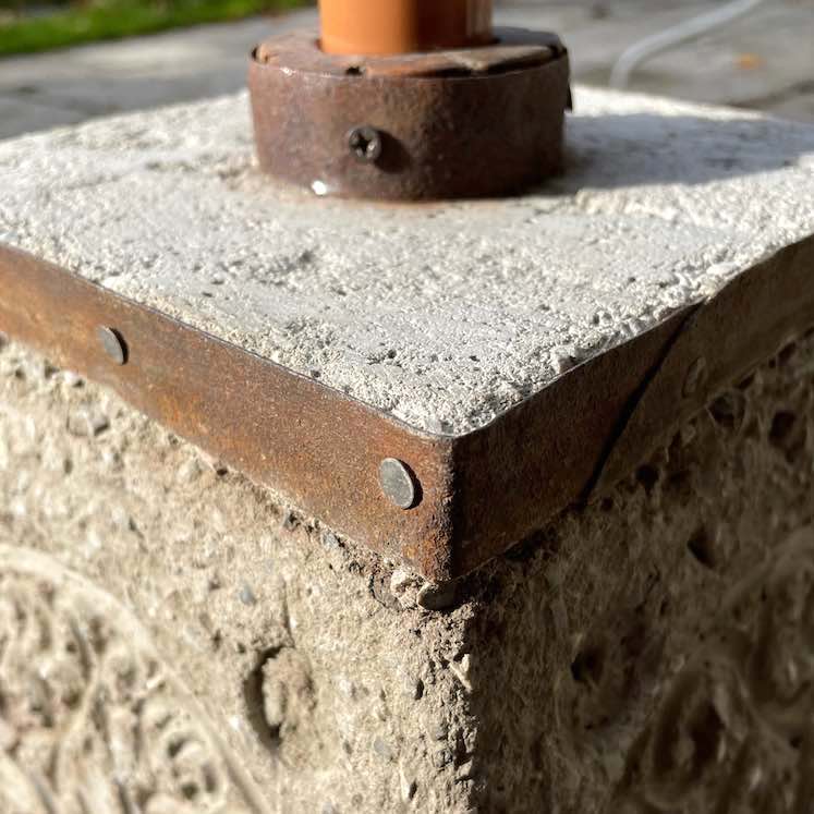 Detail Vintage Sonnenschirm-Ständer aus Beton mit Rost-Metall Einfassungen