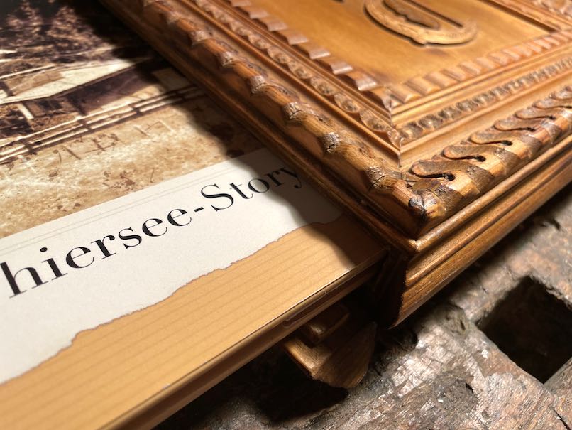 Nahaufnahme Holzprofil-Schuber mit Buch