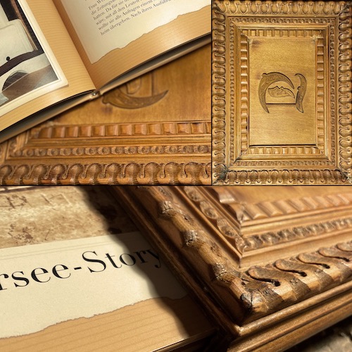 Patinierter Schuber aus Profilholz mit Initial