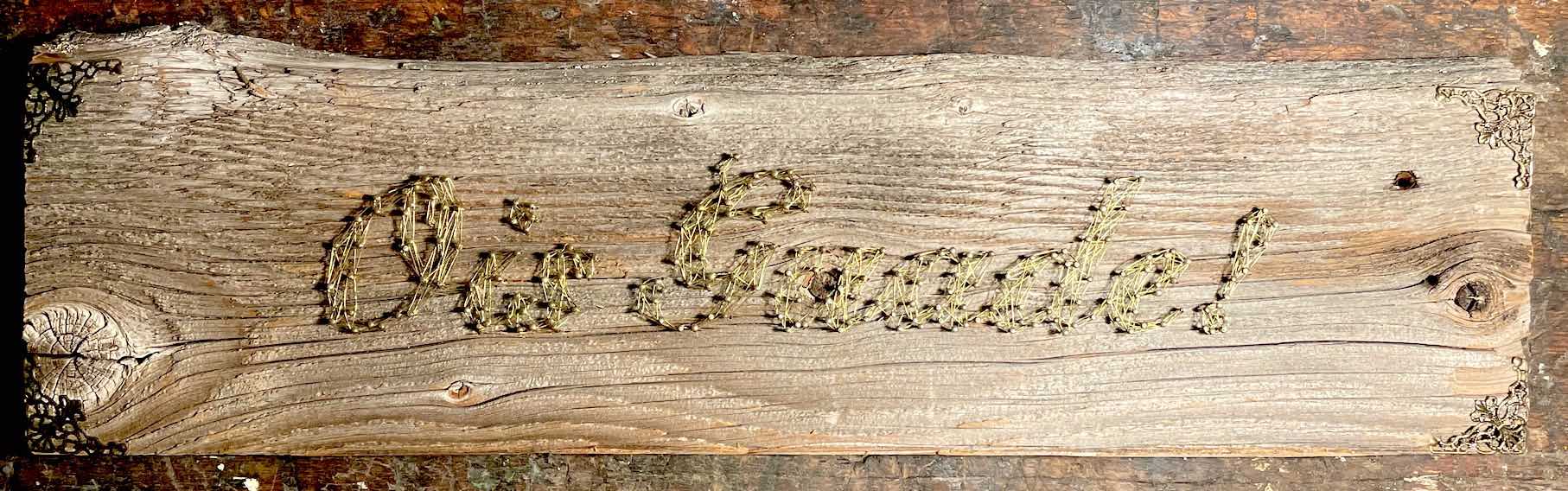 Glückwunsch-Brett "Ois Guade" in Faden-Technik auf altem Zaunholz mit Messingnägeln/-draht