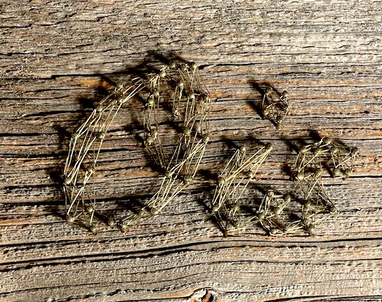 Glückwunsch-Brett "Ois" in Faden-Technik auf altem Zaunholz mit Messingnägeln/-draht