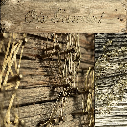 Glückwunsch-Brett "Ois Guade" in Faden-Technik auf altem Zaunholz mit Messingnägeln/-draht