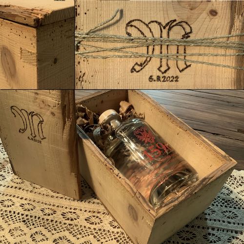 Geschenkbox mit gebrannter Initiale aus altem Fichtenholz mit Gin