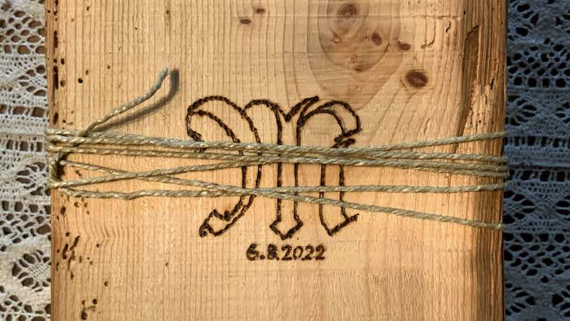 Naheaufnahme gebrannter Initiale einer Geschenkbox aus altem Fichtenholz