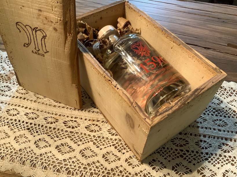 Naheaufnahme gebrannter Initiale einer Geschenkbox aus altem Fichtenholz