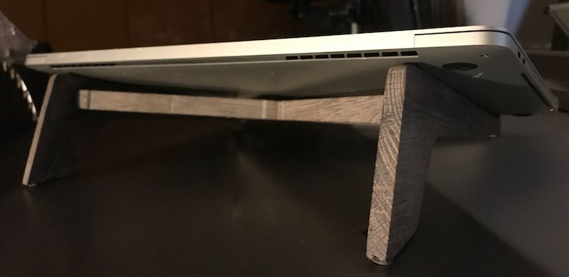 Laptop auf Ständer aus altem Eichenholz