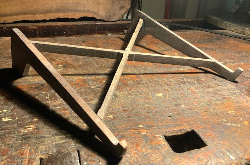 Laptop-/Notebook-Ständer aus altem Eichenholz auf Werkbank