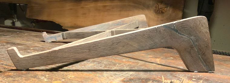 Seitenansicht Laptop-/Notebook-Ständer aus altem Eichenholz, zerleg- und zusammensteckbar