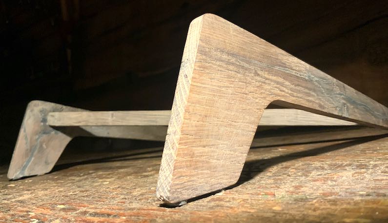 Nahaufnahme Laptop-/Notebook-Ständer aus altem Eichenholz, zerleg- und zusammensteckbar