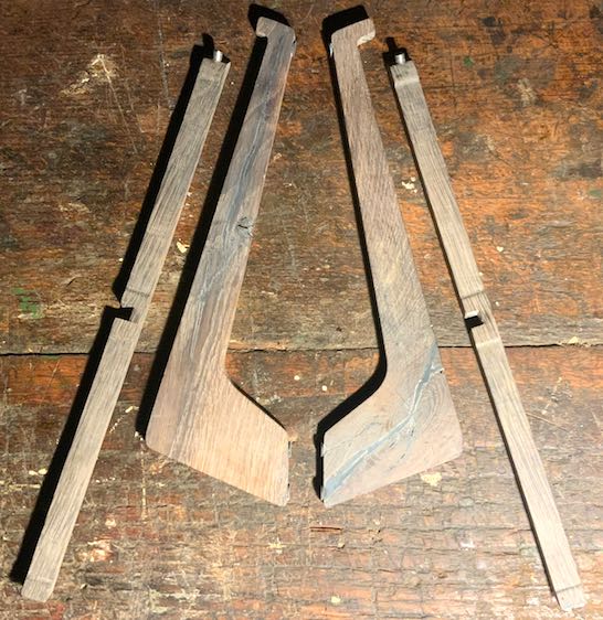 Laptop-/Notebook-Ständer aus altem Eichenholz zerlegt auf Hobelbank