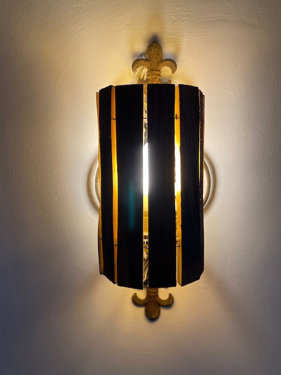 Leuchtende Wandlampe aus alten, Schindeln und rostiger Metall-Halterung