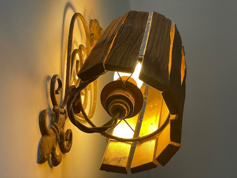 Leuchtende Wandlampe aus alten, Schindeln und rostiger Metall-Halterung