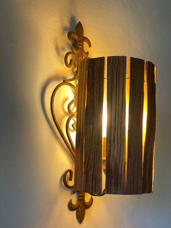 Seitenansicht leuchtende Wandlampe aus alten, Schindeln und rostiger Metall-Halterung