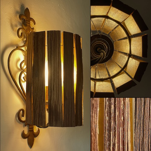 Leuchtende Wandlampe aus alten, innen vergoldeten, Schindeln und rostiger Metall-Halterung