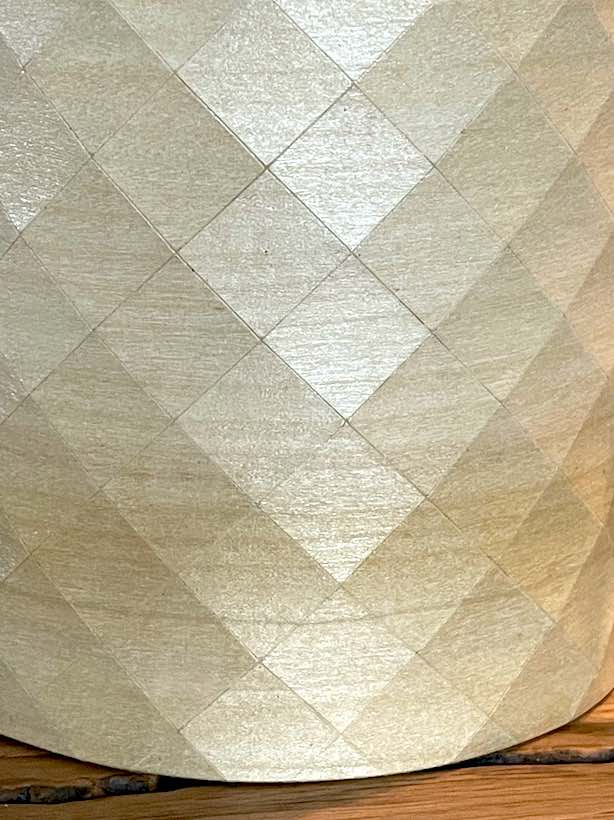 Kännchen mit Holz ummantelt und mit Filzdeckel und altem Messingknopf auf Holztisch