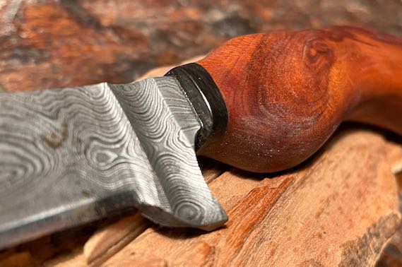 Nahaufnahme Damastmesser mit Griff aus Kirschholz