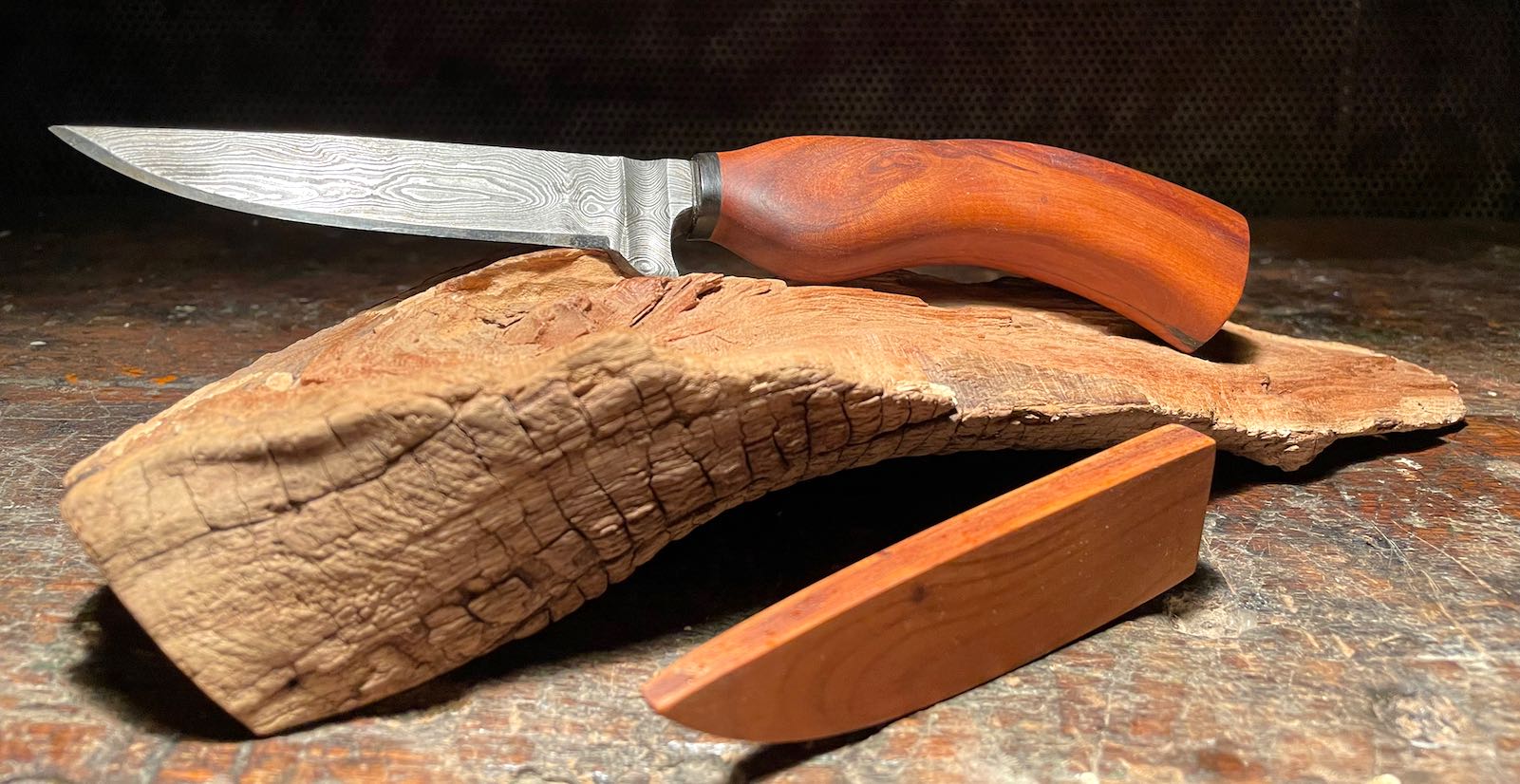 Nahaufnahme Damastmesser mit Griff aus Kirschholz