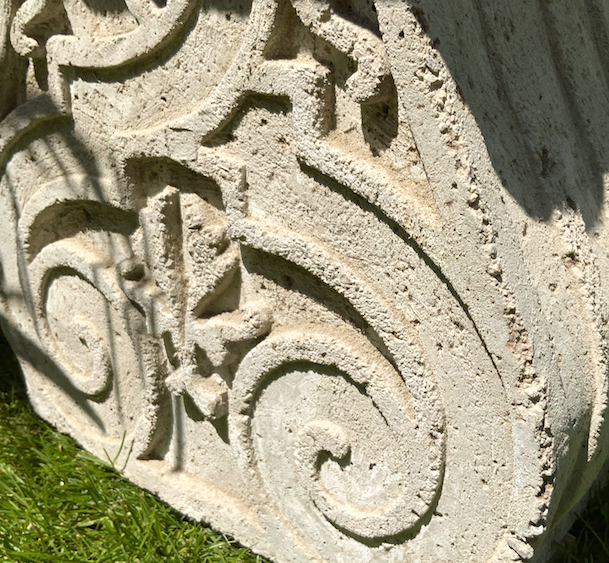 Detail historischer Betonsockel mit Ornamenten