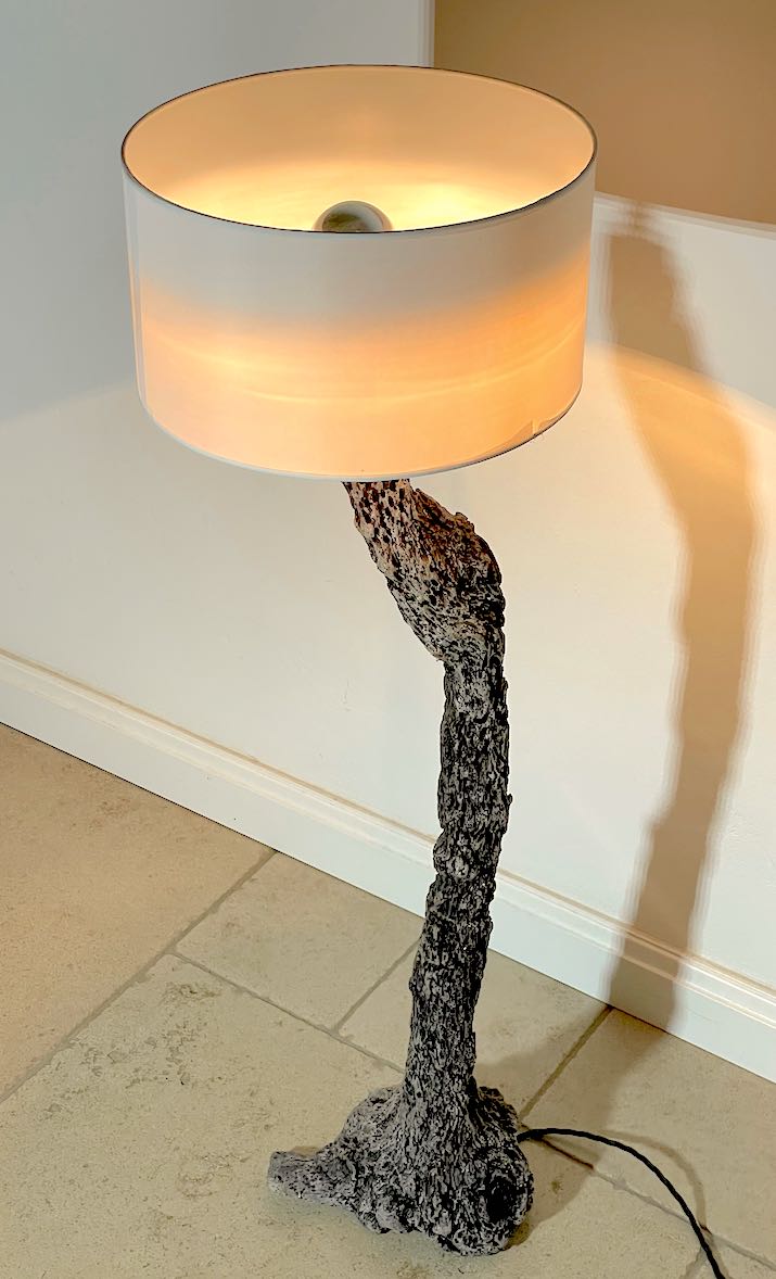 Stehlampe aus wurmstichigem Treibholz in Diele