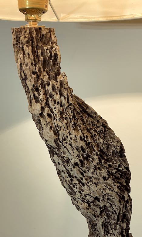 Close-up Stehlampe aus wurmstichigem Treibholz mit Messingfassung