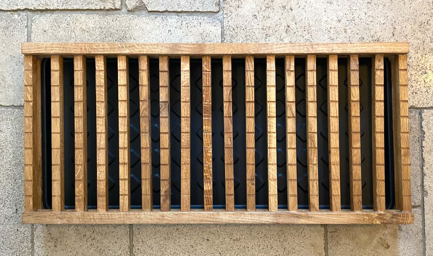 Aufsicht Ablage für Snowboard und -Schuhe aus altem recyceltem Eichenholz auf Steinboden