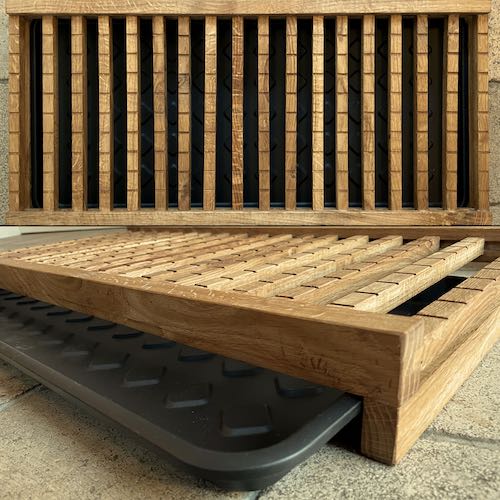 Ablage für Snowboard und -Schuhe aus altem recyceltem Eichenholz mit Tropfwanne