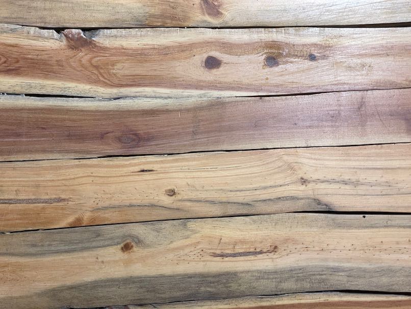 Detail Tischplatte aus aufgetrennten Treibholz-Ästen