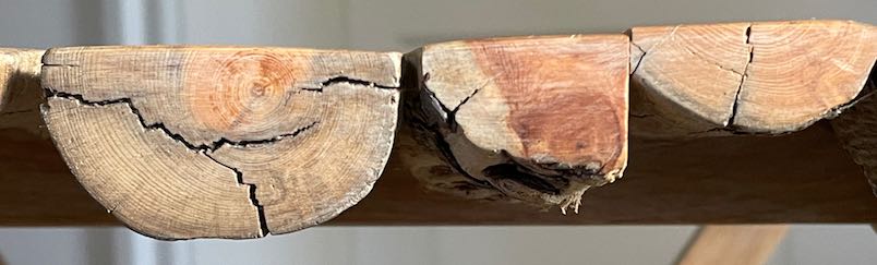 Detail Tischplatte aus aufgetrennten Treibholz-Ästen