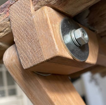 Close-up Klapptisch-Konstruktion aus Treibholz und recycelter Eiche