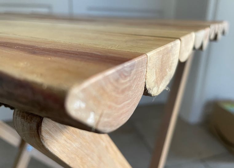 Close-up Klapptisch-Konstruktion aus Treibholz und recycelter Eiche