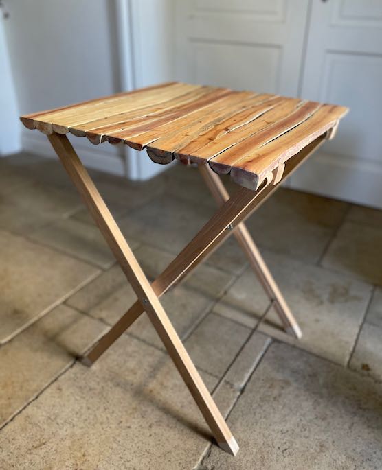 Filigraner Klapptisch aus Treibholz und Eichen-Beinen auf Steinboden