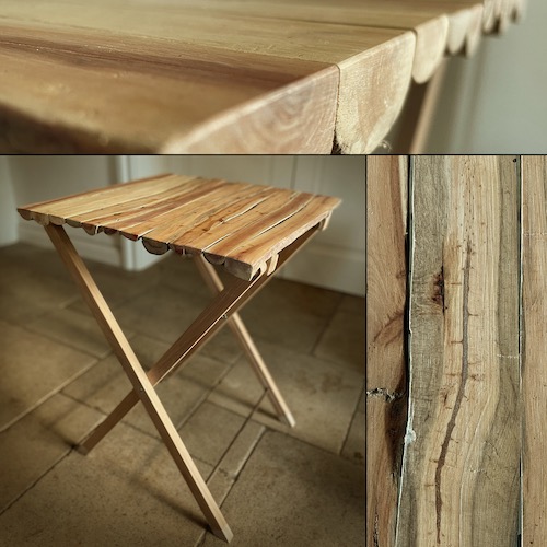 Klapptisch aus Treibholz mit Eichen-Beinen auf Steinboden