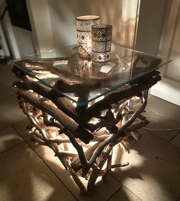 Detail Schwemmholz-Tisch mit Glasplatte und Beleuchtung