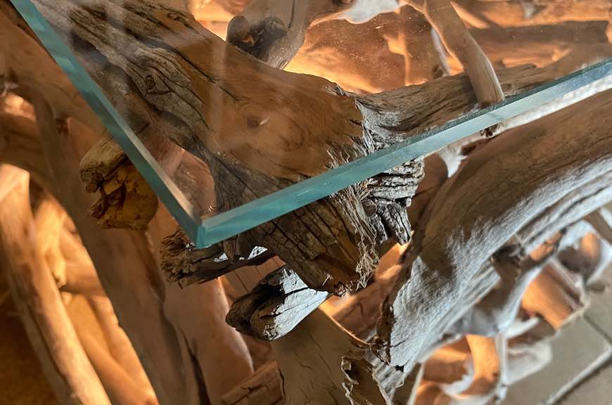 Detail Schwemmholz-Tisch mit Glasplatte und Beleuchtung