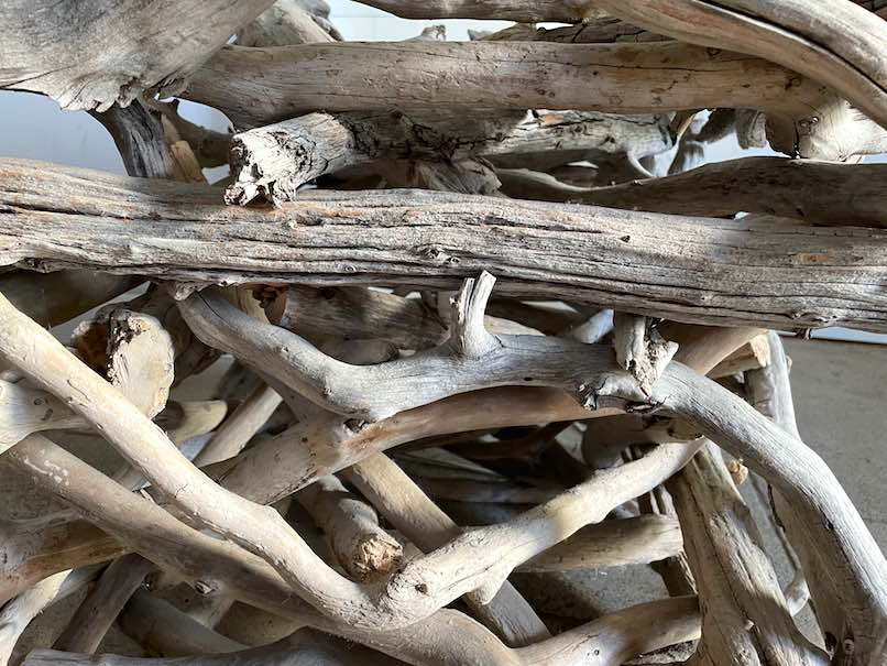 Tisch aus gestapeltem Treibholz