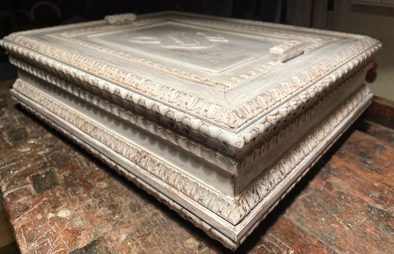 Vintage Schatzkästchen aus Holzprofilen weiß patiniert auf Werkbank