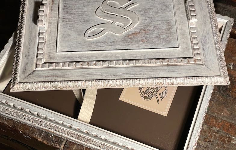 Vintage Schatzkästchen aus Holzprofilen weiß patiniert mit Initialen-Deckel auf Werkbank